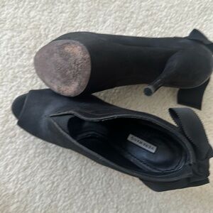 Black Vera Wang sexy peak toe anckle boots. Very good condition